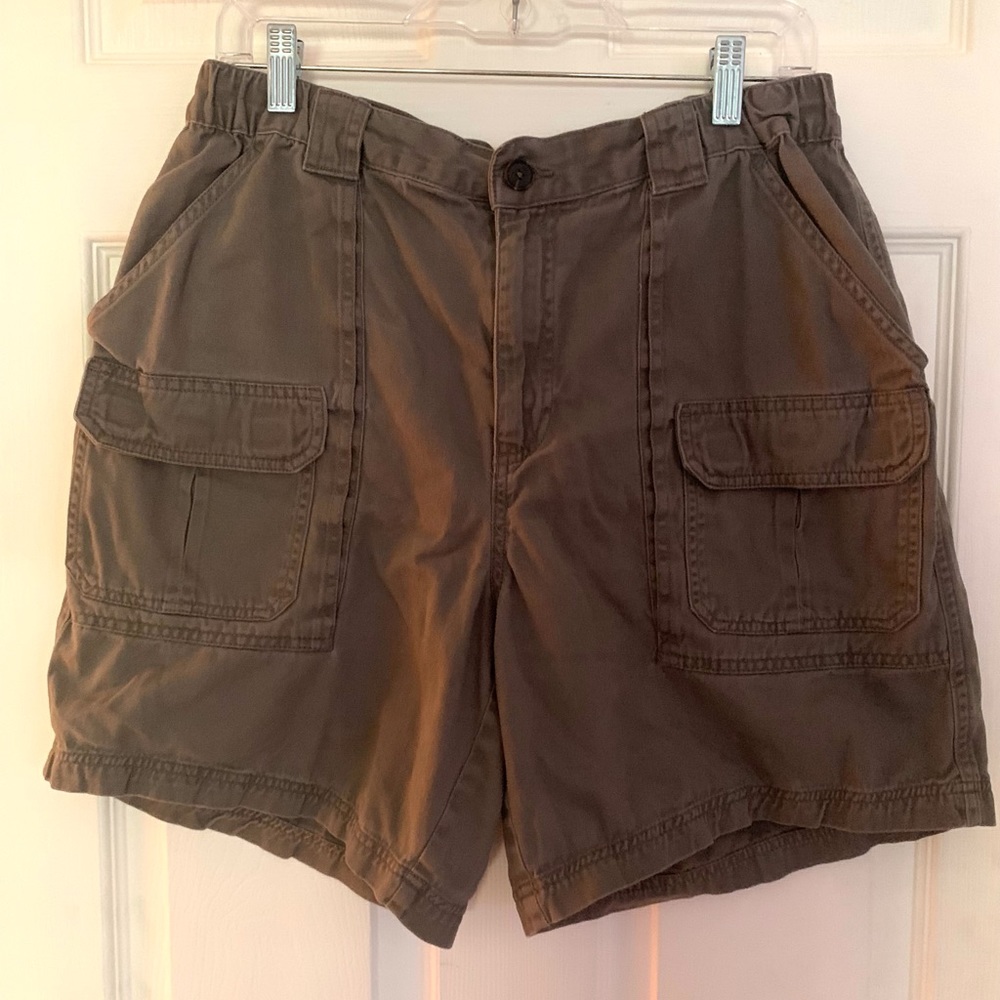 olive green cargo shorts / size 14